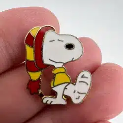 VINTAGE 1965 PEANUTS SNOOPY BROKEN LEG CAST STOCKING HAT LAPEL PIN - UFS AVIVA