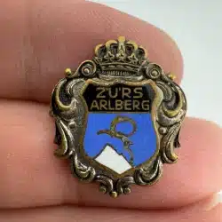 VINTAGE ZURS ARLBERG SKI SKIING BADGE PIN BROOCH AUSTRIA *READ*