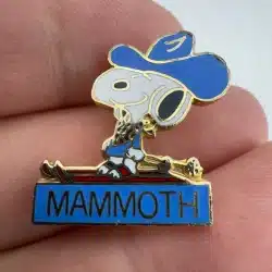 Snoopy Mammoth California Ski Skiing Pin - United Features / AVIVA - *Damage*