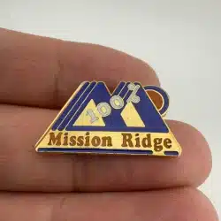 MISSION RIDGE 100% Skiing Ski Pin Badge WASHINGTON Souvenir Travel Resort Lapel