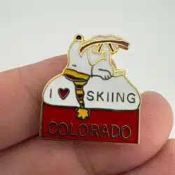 Peanuts Snoopy I Heart Love Skiing Colorado Pin - 1958 United Features AVIVA