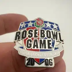 2006 ROSE BOWL GAME NATIONAL CHAMPIONSHIP PIN - USC TROJANS VS TEXAS LONGHORNS