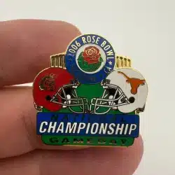 2006 ROSE BOWL GAME FOOTBALL PIN - USC TROJANS vs TEXAS LONGHORNS GAMEDAY