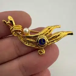 LION'S CLUB INTERNATIONAL WOMAN'S GOLD TONE BROOCH WITH FAUX PEARL
