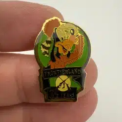 WALT DISNEY GOOFY FRONTIERLAND 35 YEARS PIN