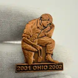 2001-2002 Ohio Man Kneeling In Honor Of Fallen Soldier Pin