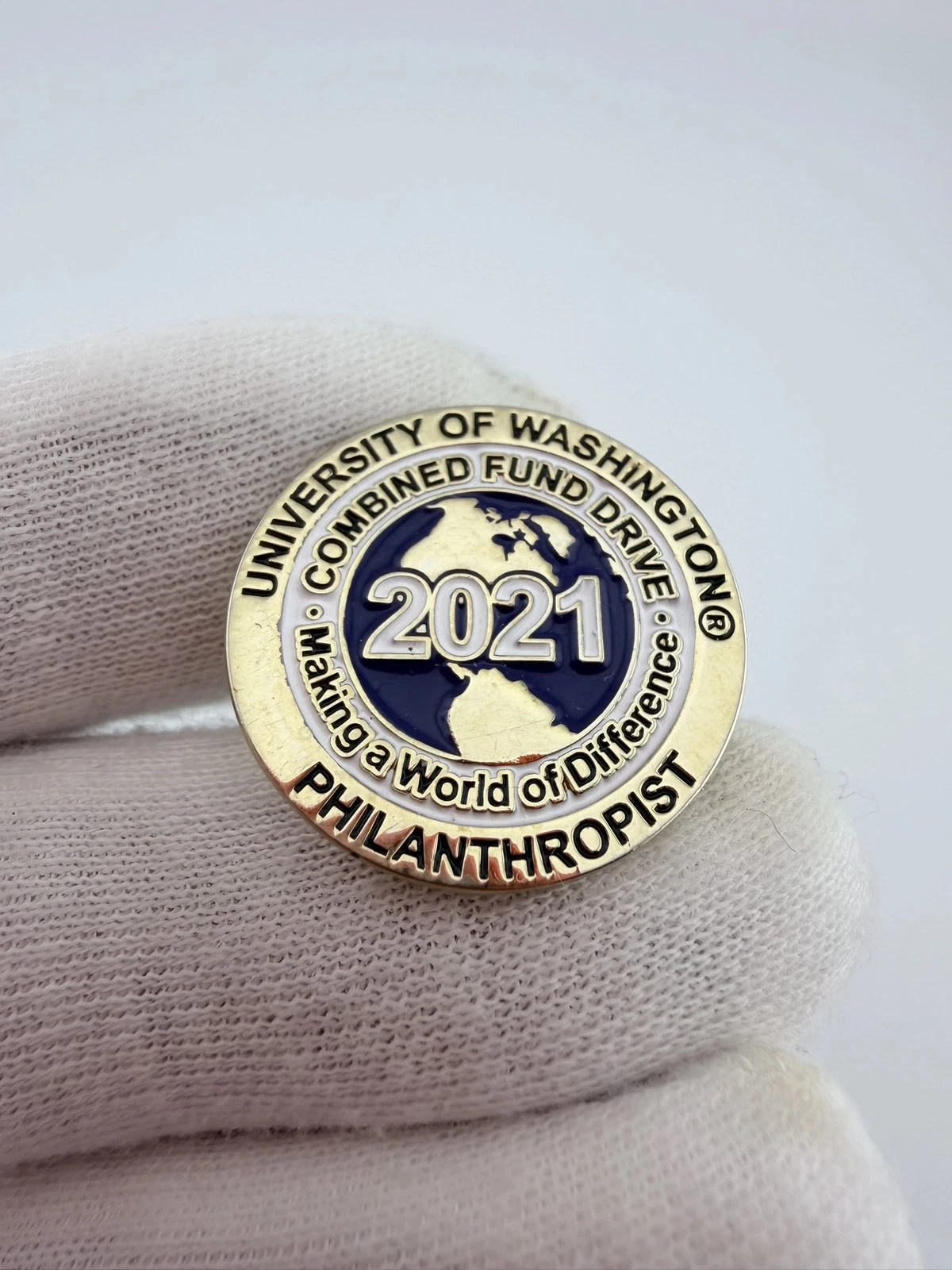 2021 UW University Of Washington Philanthropist Combined Fund Drive Pin - Image 2